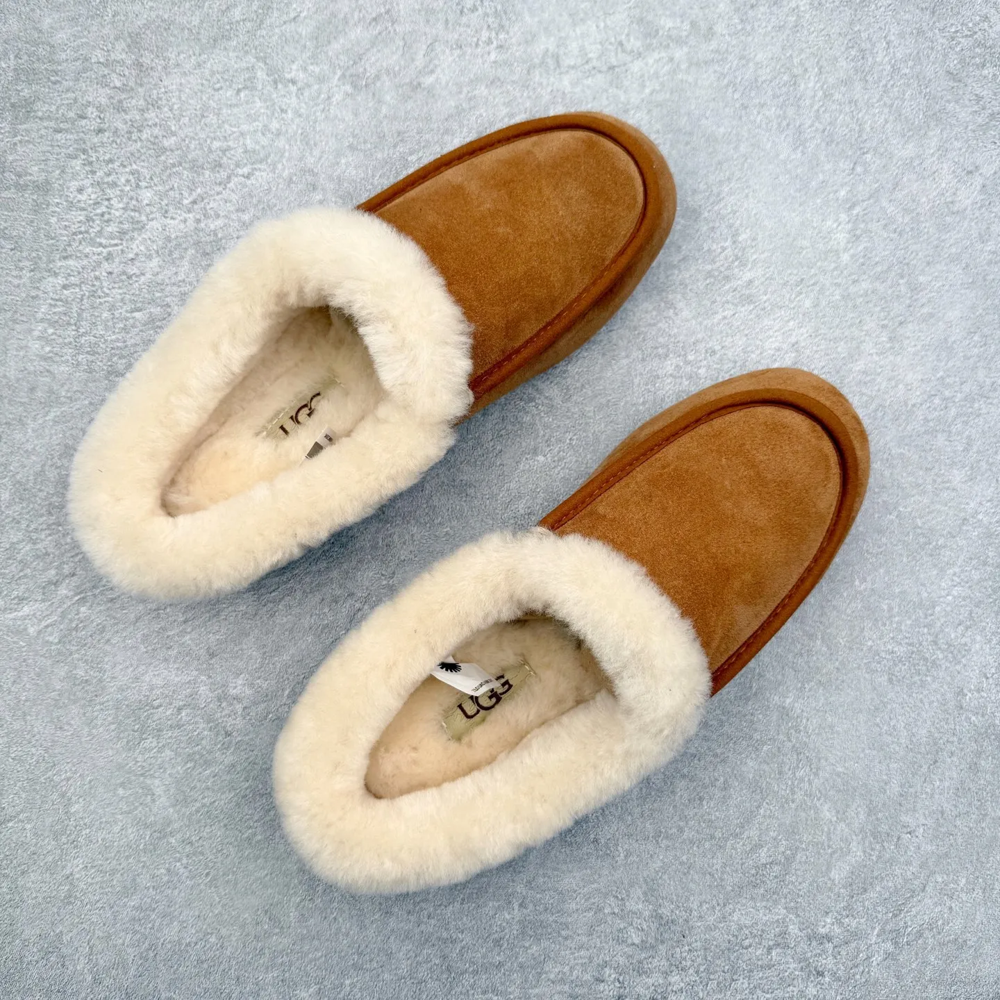 💰480 UGG 1391 Autumn and winter sheepskin and fur integrated snow boots. All shoes are made of ZP same factory. Longfeng A-grade Australian imported sheepskin and fur integrated brand OEM production line. Fully follow the ZP process. OEM original pattern maker. Adhering to the principle of no original shoes and no development selection. Pay attention to every detail. The most authentic TREADLITE "light wing" technology outsole on the market. Lightweight/durable/flexible/pile type [solemn after-sales commitment] If there are major quality problems such as degumming/broken bottom within one month, we will directly replace it with a new one for you! Size: 35 36 37 38 39 40